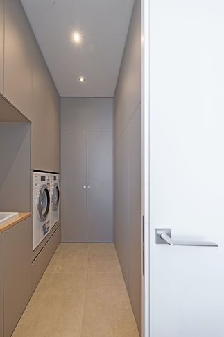 Lavanderia in stile japandi di 7 di Studio di Architettura Barbara Vucusa Architetto