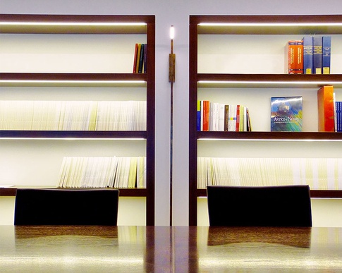 Open Space in stile moderno di 90 di Davide Gratteri Architetto