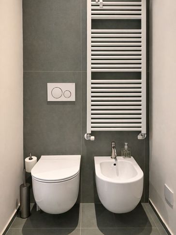 Bagno in stile contemporaneo di 4 di Fei Atelier