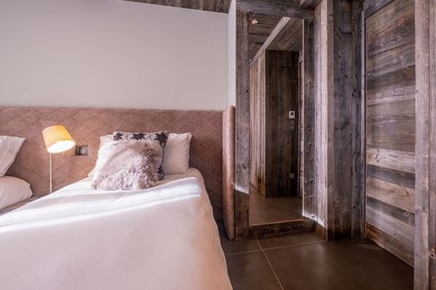 Camera da Letto in stile moderno di 13 di Design Alpino