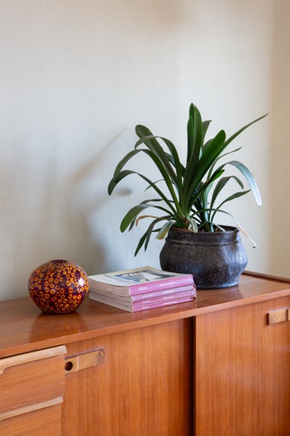 Soggiorno in stile contemporaneo di 20 di PERIMETRI studio