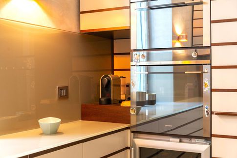 Cucina in stile contemporaneo di 30 di Equus Architects Cucina in stile contemporaneo di 30 di Equus Architects