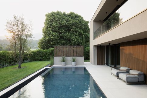 Piscina in stile minimal di 30 di Cariolato Arredamenti Piscina in stile minimal di 30 di Cariolato Arredamenti