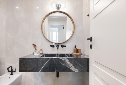 Bagno in stile contemporaneo di 6 di Martini & Partners
