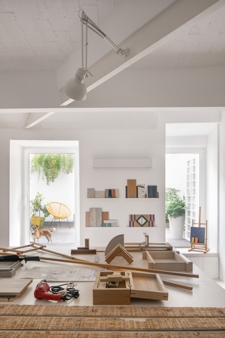 Soggiorno in stile contemporaneo di 65 di Francesca Delicato_architettura e design