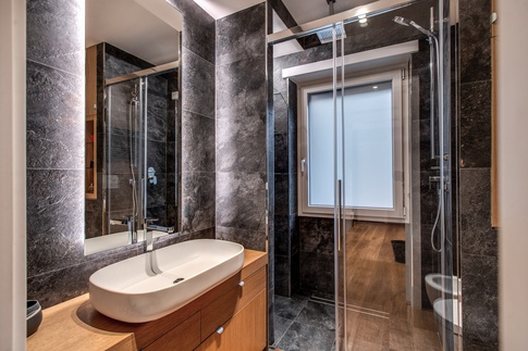 Bagno in stile contemporaneo di 5 di MOB Architects