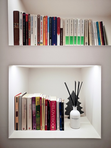 Corridoio in stile contemporaneo di 9 di Studio MAC