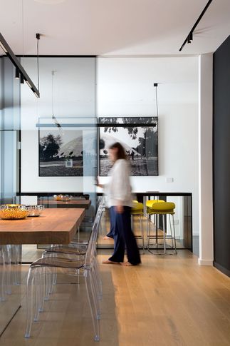 Open Space in stile contemporaneo di 140 di Officine Architetti Associati