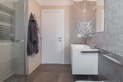 Bagno in stile contemporaneo di 5 di Rossella Fiorillo architetto
