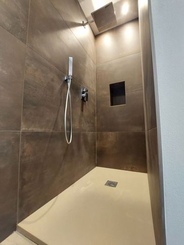 Bagno in stile contemporaneo di 6 di FRANCESCA GEROSA ARCHITETTO