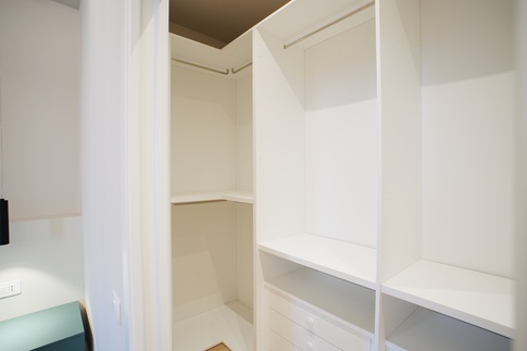 Cabina Armadio in stile contemporaneo di 5 di Rinnova Home 3d