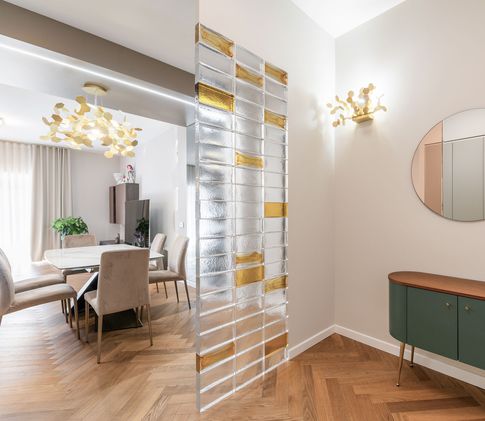 Ingresso in stile contemporaneo di 10 di Caprioli Architetti