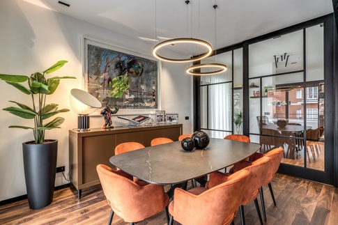 Soggiorno in stile contemporaneo di 20 di MOB Architects