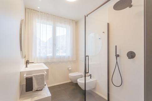 Bagno in stile moderno di 5 di Alessandra Parolini Studio