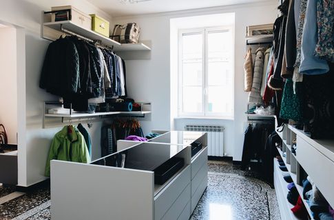 Cabina Armadio in stile classico di 17 di Valentina Solera Architetto