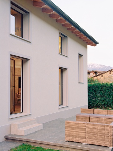 Facciata in stile nordico di null di Moroni Architettura 2.0