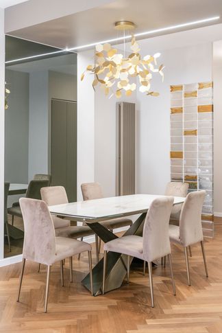 Soggiorno in stile contemporaneo di 55 di Caprioli Architetti