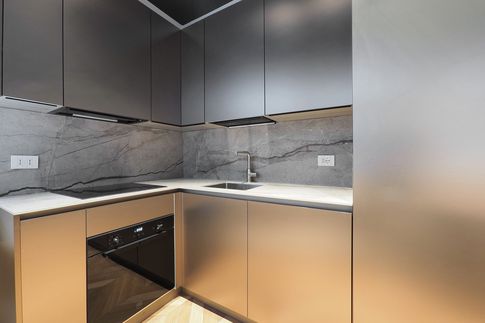 Cucina in stile contemporaneo di 5 di Desearq studio - architettura e interior design
