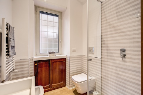 Bagno in stile contemporaneo di 3 di MOB Architects Bagno in stile contemporaneo di 3 di MOB Architects