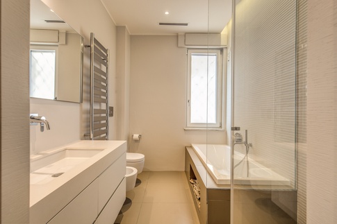 Bagno in stile contemporaneo di 6 di MOB Architects