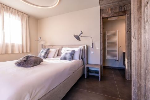 Camera da Letto in stile moderno di 13 di Design Alpino