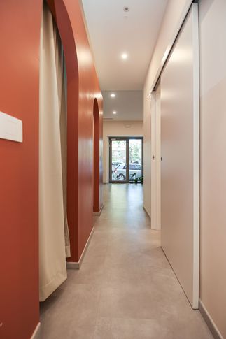 Corridoio in stile contemporaneo di 10 di Valentina Solera Architetto