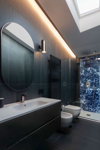 Bagno in stile minimal di 7 di Pucciarelli Architetti