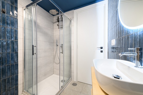 Bagno in stile contemporaneo di 5 di MANUARINO architettura design comunicazione