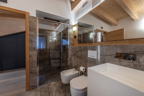 Bagno in stile glamour di 20 di Arredamenti Andalo