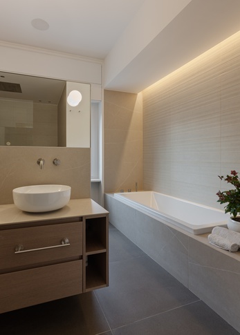 Bagno in stile contemporaneo di 12 di TGA_Studio