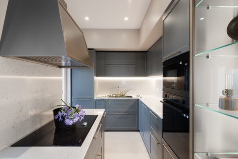 Open Space in stile contemporaneo di 38 di Laura Mapelli Architetto