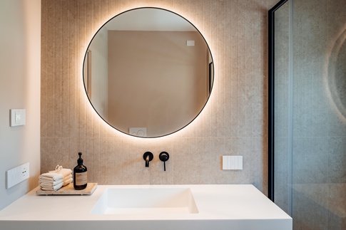 Bagno di Servizio in stile japandi di 4 di Alexandra Designer Bagno di Servizio in stile japandi di 4 di Alexandra Designer