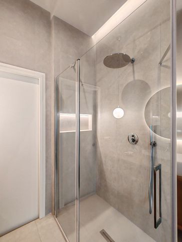 Bagno in stile contemporaneo di 6 di Rossana Alfieri Architetto