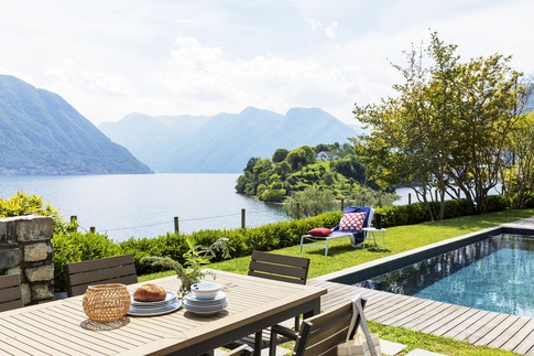 Piscina in stile moderno di 150 di Chantal Forzatti architetto