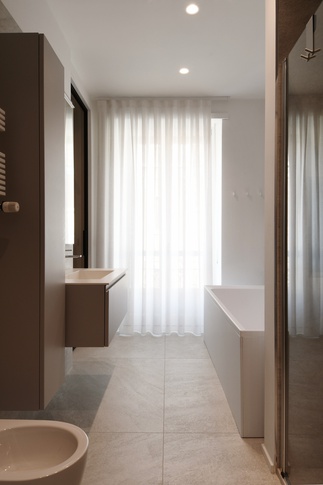 Bagno in stile contemporaneo di 12 di kkarchitecture