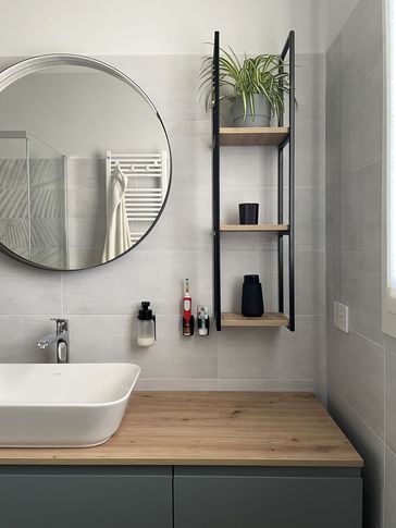 Bagno in stile moderno di 6 di Silvia Aquilani . Design studio