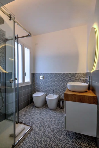 Bagno in stile mediterraneo di 5 di Alessandra Gambino Architetto - AGA