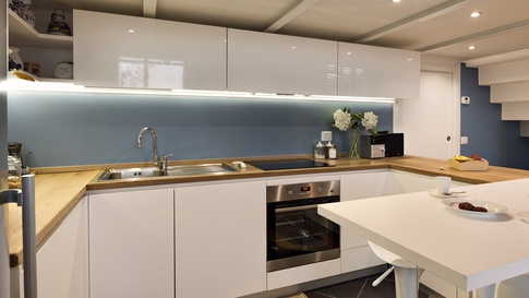Open Space in stile contemporaneo di 54 di Annalisa Carli Architetto