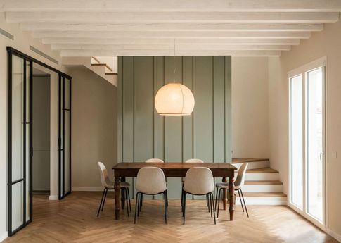 Soggiorno in stile contemporaneo di 30 di Giulia Dagheti Architetto