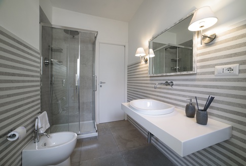 Bagno in stile contemporaneo di 6 di ELLE architetture | Luigi Longo architetto