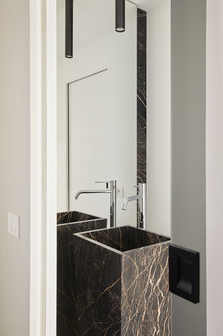 Bagno di Servizio in stile moderno di 8 di Chantal Forzatti architetto Bagno di Servizio in stile moderno di 8 di Chantal Forzatti architetto