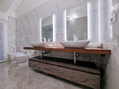 Bagno in stile contemporaneo di 9 di Caterina Morisano