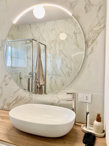 Bagno in stile contemporaneo di 5 di SuMisura Architetti
