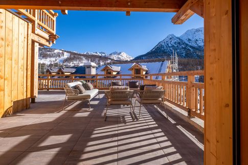 Terrazza in stile moderno di 15 di Design Alpino