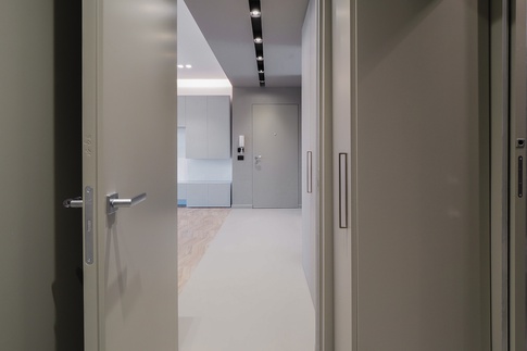 Corridoio in stile contemporaneo di 5 di Desearq studio - architettura e interior design Corridoio in stile contemporaneo di 5 di Desearq studio - architettura e interior design