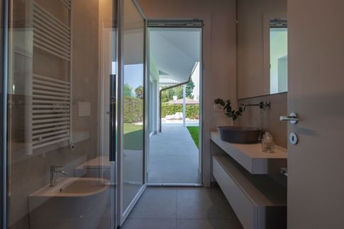 Bagno in stile minimal di 5 di Cariolato Arredamenti Bagno in stile minimal di 5 di Cariolato Arredamenti