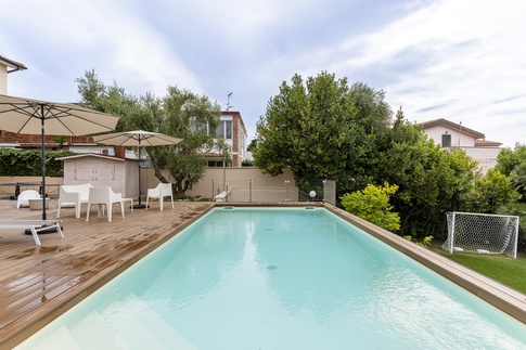 Piscina in stile contemporaneo di 35 di Lorenzo Rossi Architetto Piscina in stile contemporaneo di 35 di Lorenzo Rossi Architetto