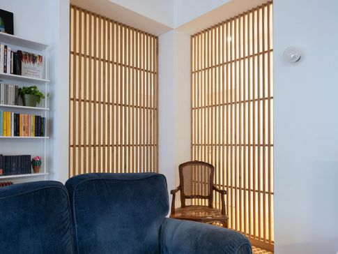 Soggiorno in stile moderno di 40 di Equus Architects