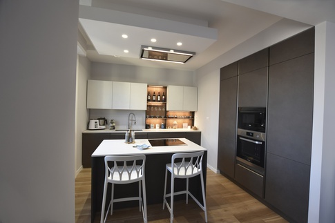 Cucina in stile moderno di 11 di A+A Architects