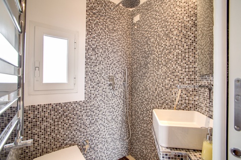 Bagno in stile contemporaneo di 7 di MOB Architects Bagno in stile contemporaneo di 7 di MOB Architects